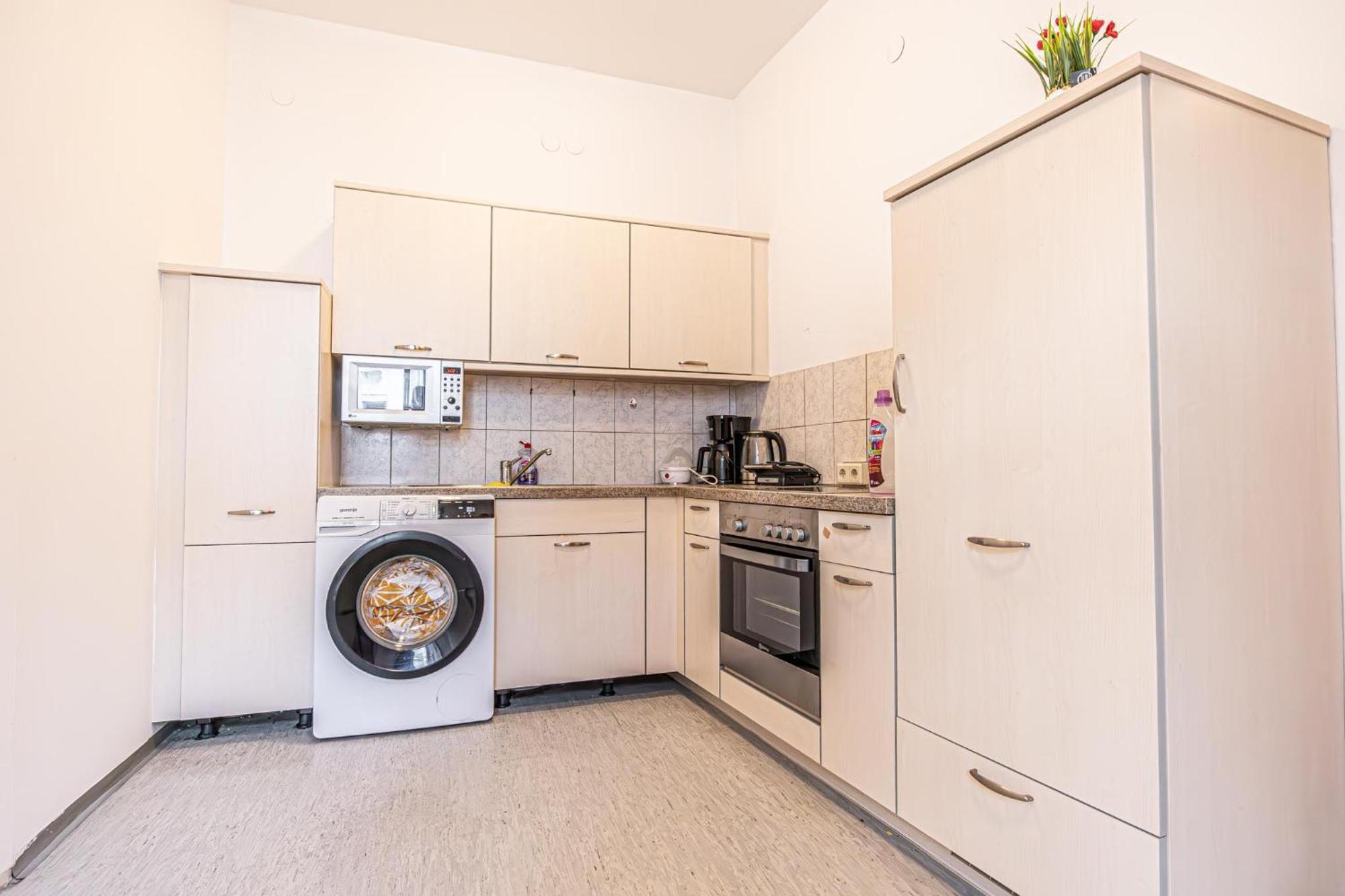 Near Schoenbrunn - Economy Rooms In Shared Apartment At Meidling Train Station Вена Экстерьер фото